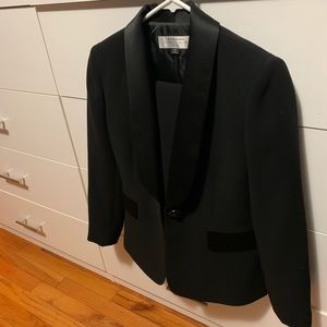 Tahari Women’s Suit New w/o tags